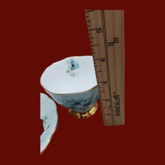 Royal Albert teacup and saucer wt blue daisies gold trim - Picture 7 of 9